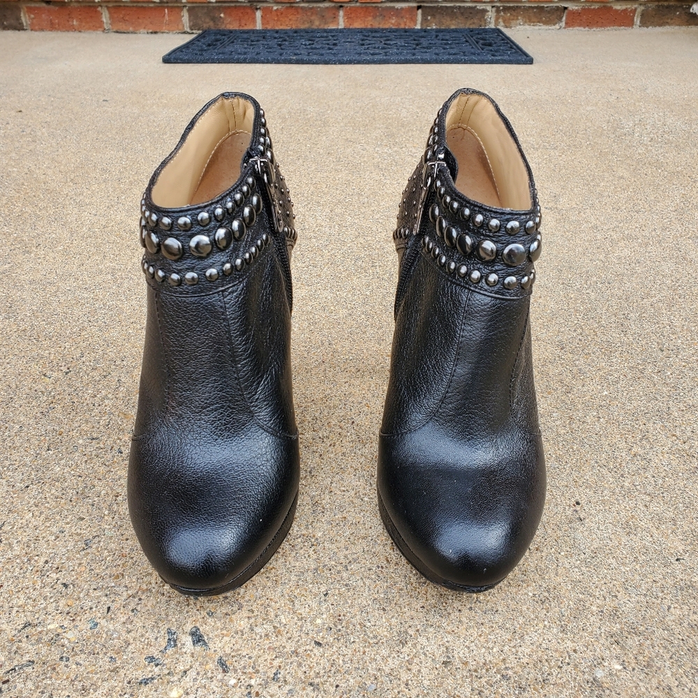 BCBG Maxazria Katarina Leather Black Studded heeled pump, Size 7